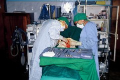 Dr. Elisabeth Neier mit Assistentin bei der Operation