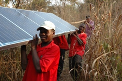 Kameruner bei der Mithilfe - Transport der Solarpaneele